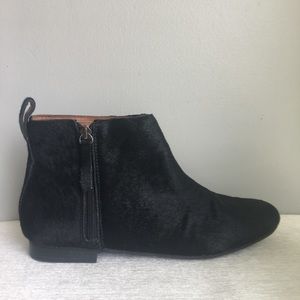 GAP leather/calf hair zip bootie <black>